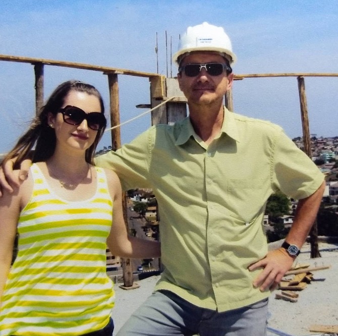 Karine Corso e João Tarciso Corso acompanhando uma obra