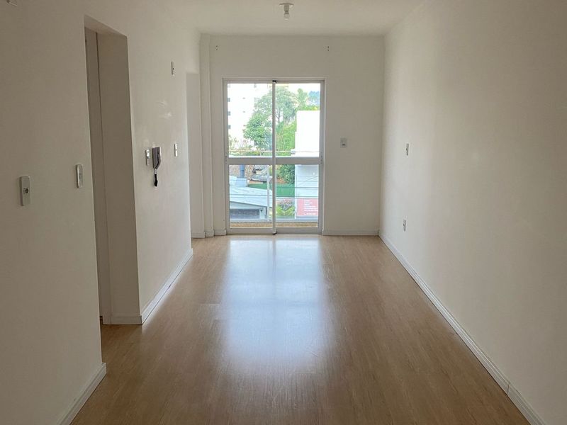 Interior de apartamento claro e moderno